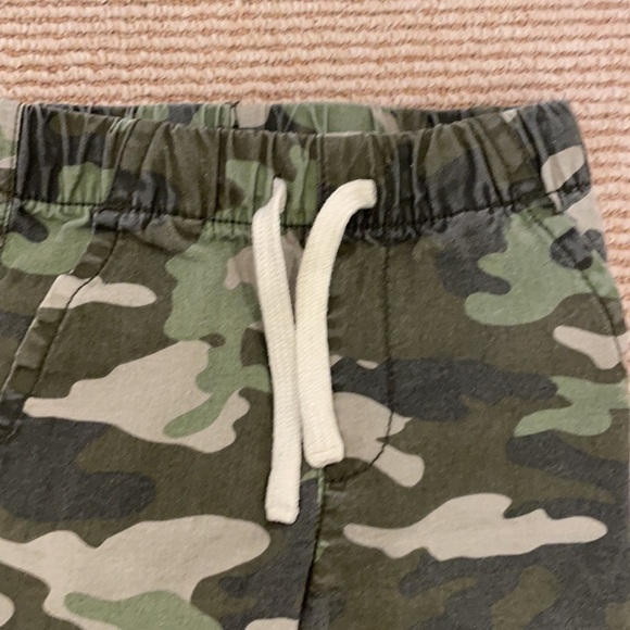 Children’s Place camo pants - size 12-18m - Picture 2 of 3